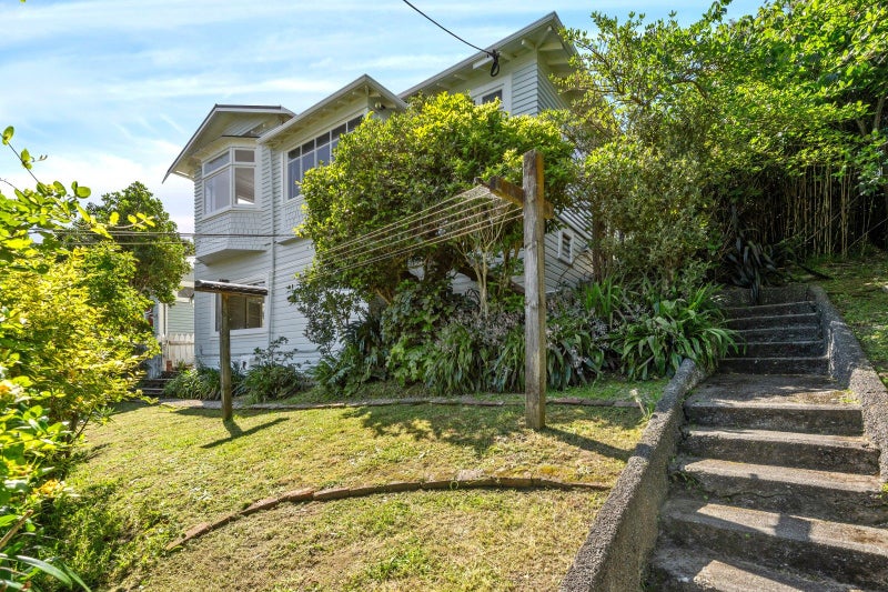 11 Aranoni Street, Island Bay, Wellington - Carousel 1