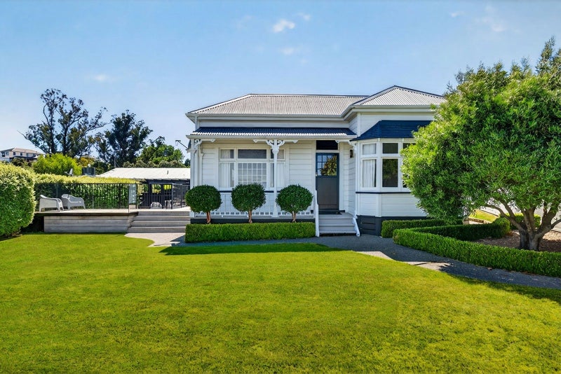 9 Cobden Crescent, Bluff Hill, Napier - Carousel 1