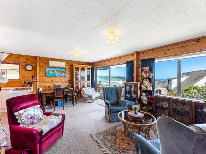 16 Coventry Close, Ascot Park, Porirua - Carousel 1