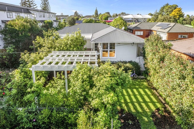 15 Kingdale Road, Henderson, Auckland - Carousel 1