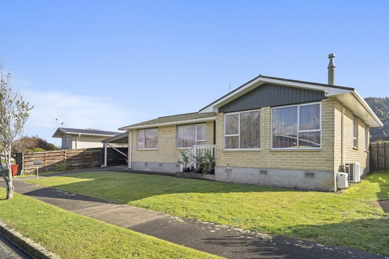 45 Pasadena Crescent, Totara Park, Upper Hutt - Carousel 1