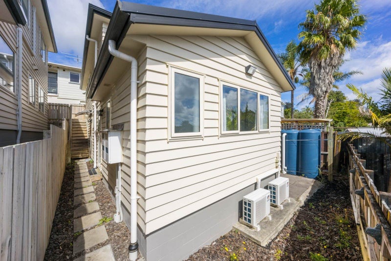 33B Cockayne Crescent, Sunnynook, Auckland - Carousel 1