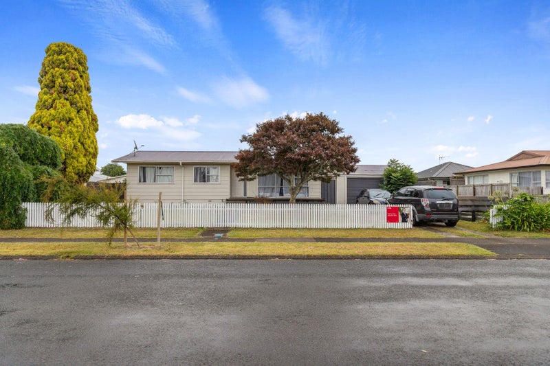 22 Oakfield Crescent, Pukete, Hamilton - Carousel 1