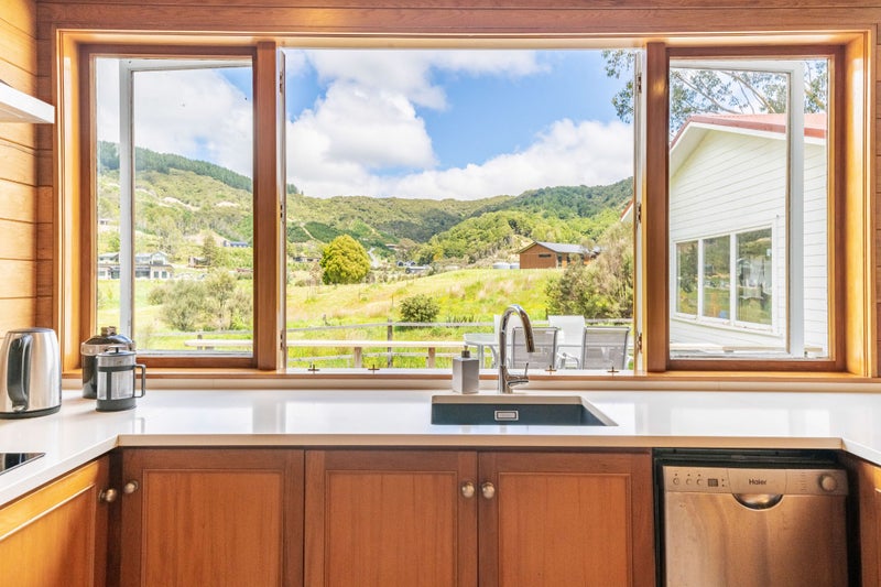423 Katherine Mansfield Drive, Blue Mountains, Upper Hutt - Carousel 1