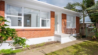 1/18 Evelyn Place, Hillcrest, Auckland - Carousel 1