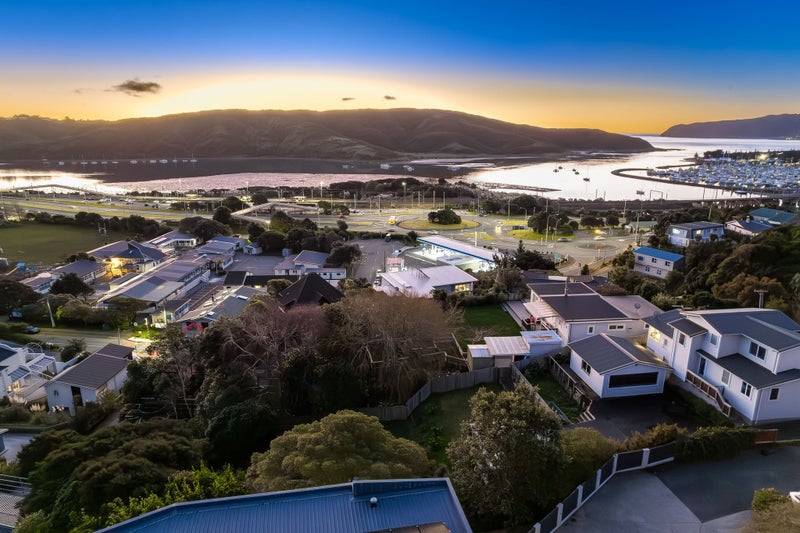 8A Kiriwai Road, Paremata, Porirua - Carousel 1
