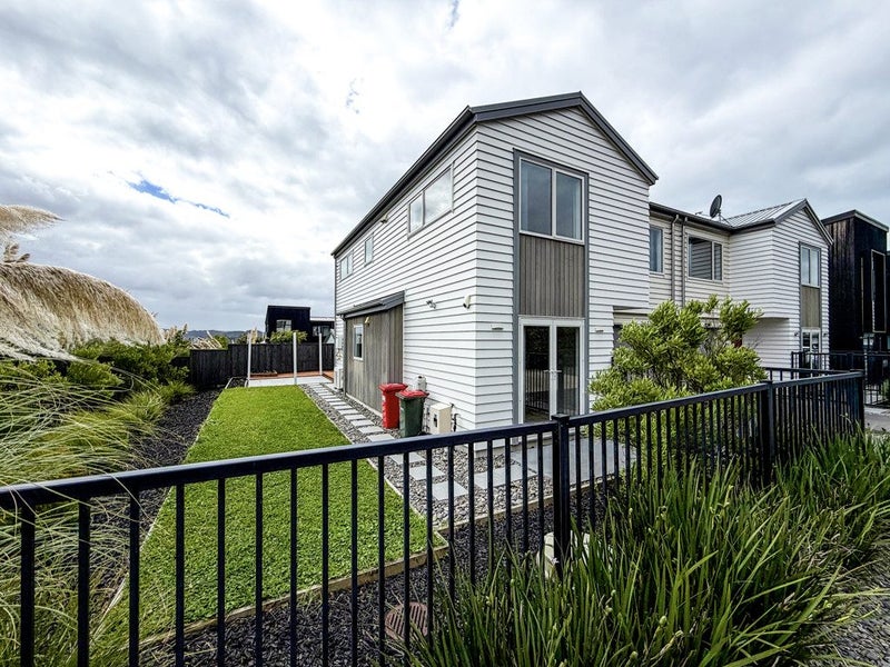 8 Lords Way, Silverdale, Silverdale - Carousel 1