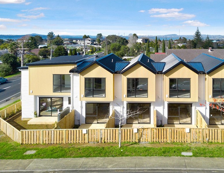 2/2A Mantra Road, Massey, Auckland - Carousel 1