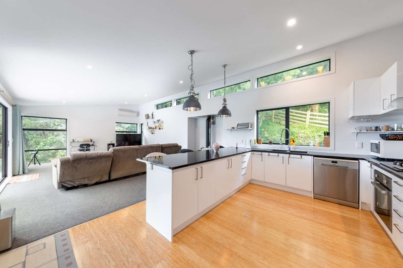 78 Howard Rd, Eastbourne, Lower Hutt, Wellington - Carousel 1