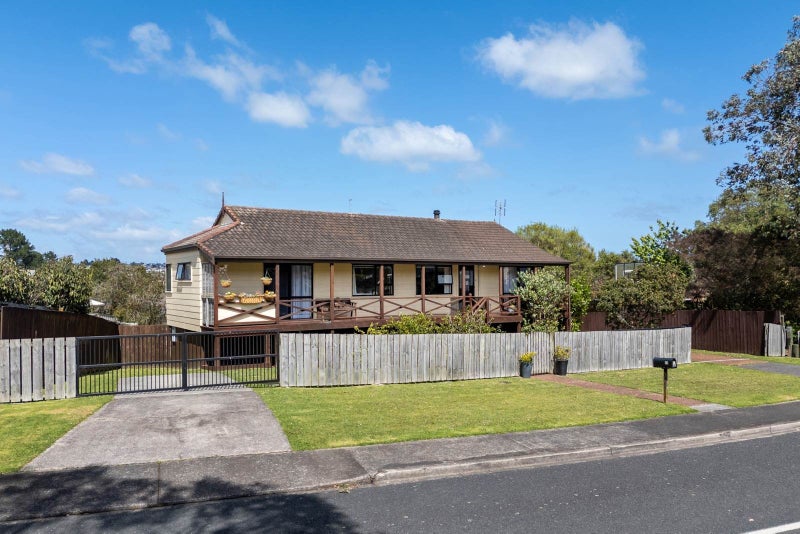 11 St Catherine Crescent, West Harbour, Auckland - Carousel 1
