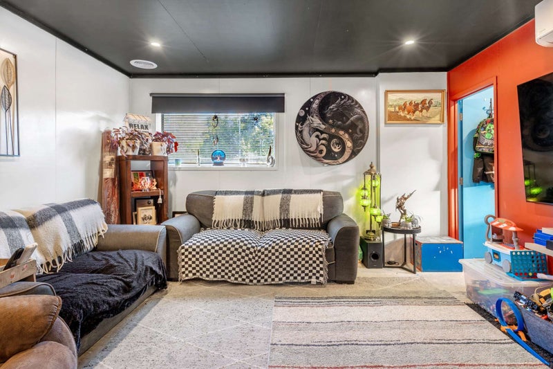 9 Warren Place, Frankleigh Park, New Plymouth - Carousel 2
