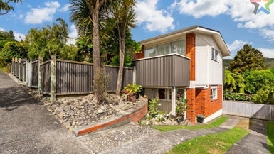 8 Summit Road, Fairfield, Lower Hutt - Carousel 1