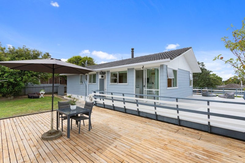 4 Halcombe Place, Green Bay, Auckland - Carousel 2