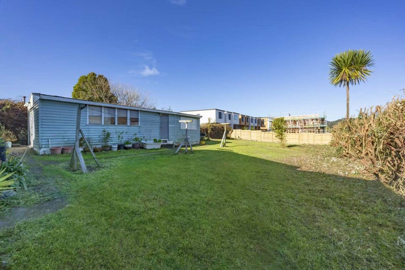 52 Savoy Road, Glen Eden, Waitakere - Carousel 1