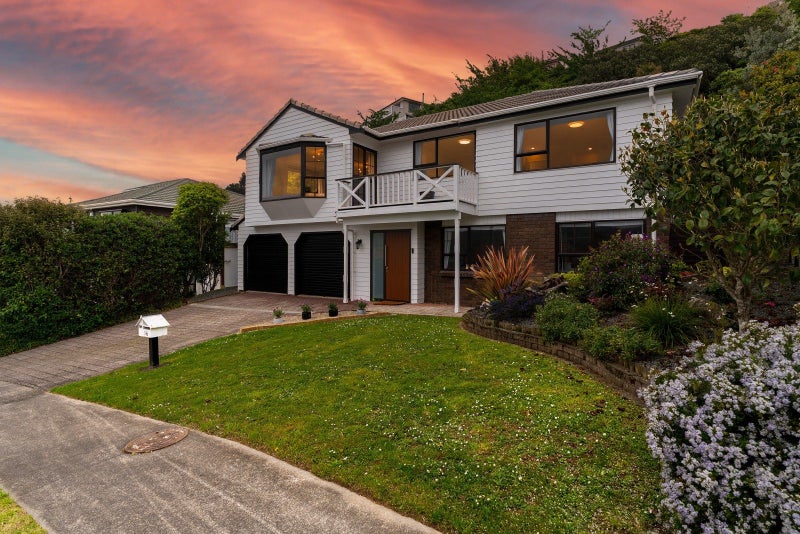 16 Ordley Grove, Tawa, Wellington - Carousel 1