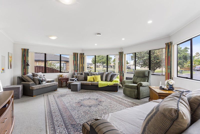 5 Lothian Brae, Wattle Downs, Auckland - Carousel 2
