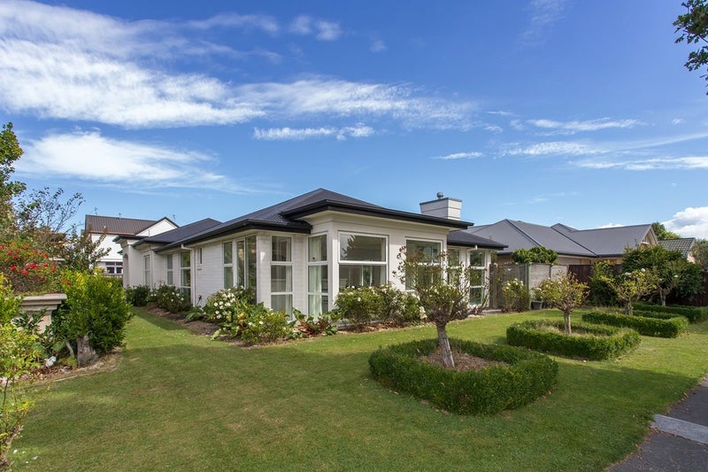 2 Glen Oaks Drive, Northwood, Christchurch - Carousel 1