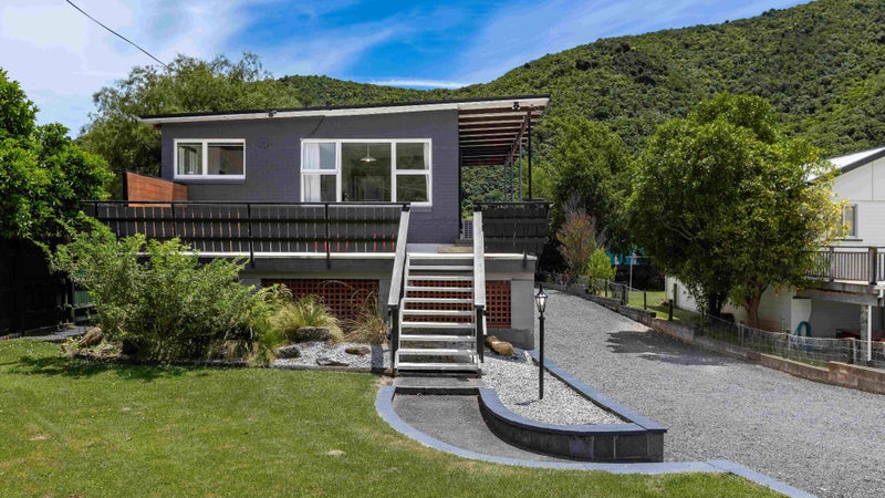 30 Beach Road, Waikawa, Picton - Carousel 1
