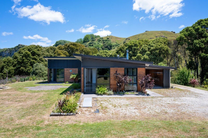 1995 Waimarama Road, Waimārama - Carousel 1