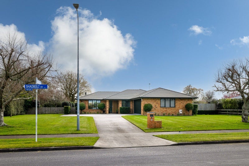 6 Shadbolt Drive, Leamington, Cambridge - Carousel 1