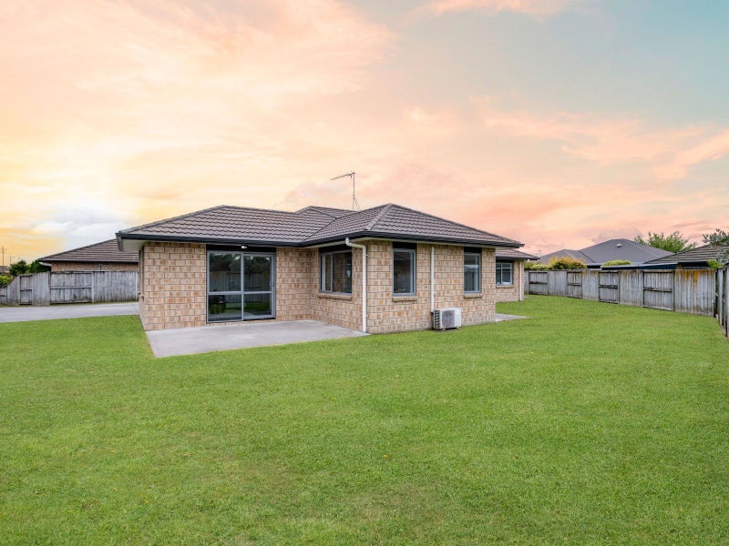 11 Wessex Place, Rototuna North, Hamilton - Carousel 2