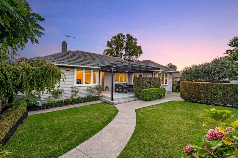 13 Torrington Crescent, Glen Innes, Auckland - Carousel 1