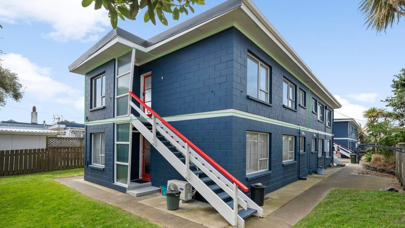 8/218 Onepu Road, Lyall Bay, Wellington - Carousel 1