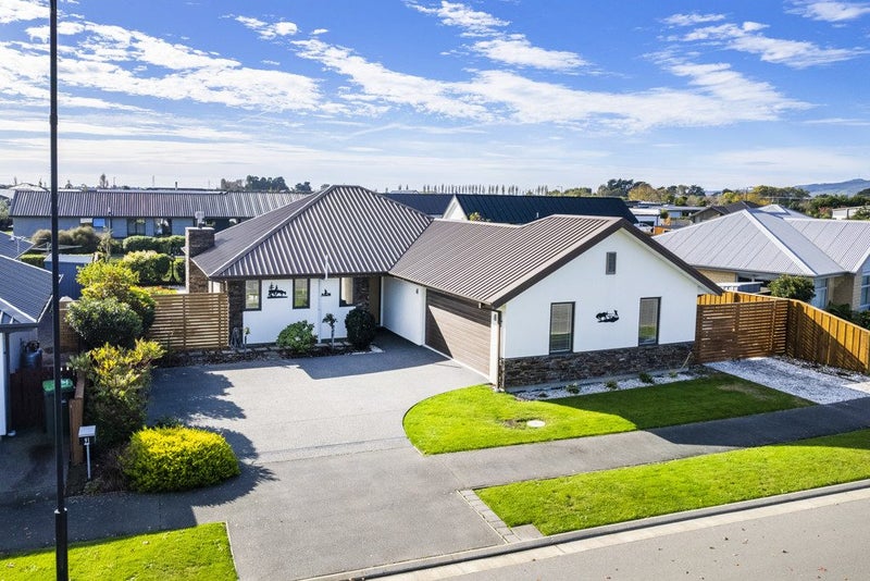 91 Carnaveron Drive, Lincoln, Lincoln - Carousel 1