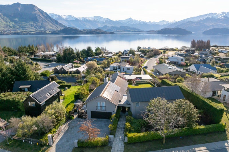 1 Briar Bank Drive, Wanaka - Carousel 1