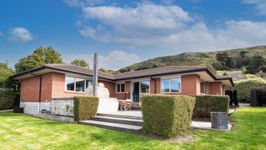 7 Gilders Grove, Heathcote Valley, Christchurch - Carousel 1