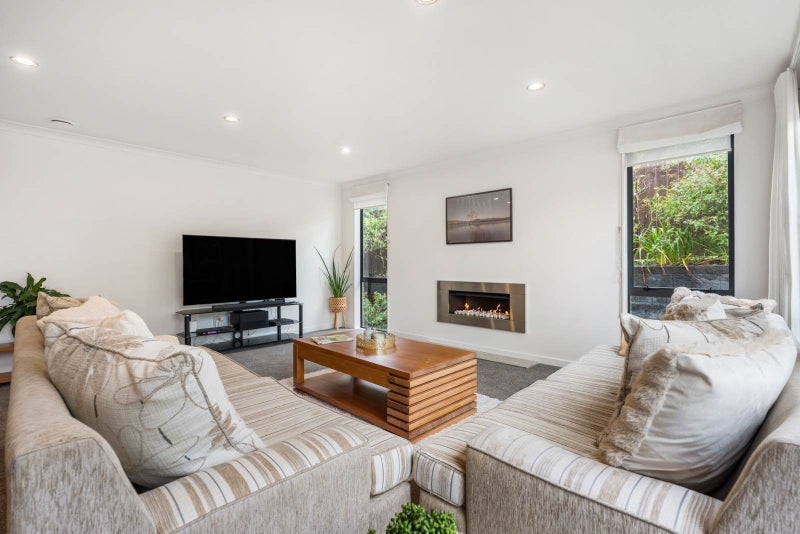 8 Hilton Close, Fairview Heights, Auckland - Carousel 2