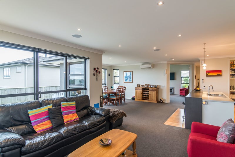 Property Valuation for 12 Queen Charlotte Drive, Aotea, Porirua Trade
