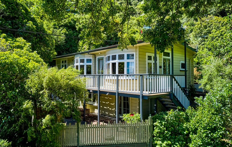 13 Mahina Road, Mahina Bay, Lower Hutt - Carousel 1