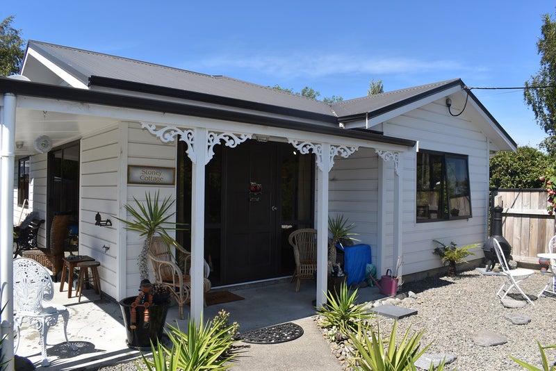 194 High Street North, Carterton - Carousel 1