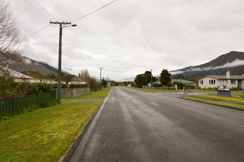 1 Milton Street, Murchison - Carousel 14