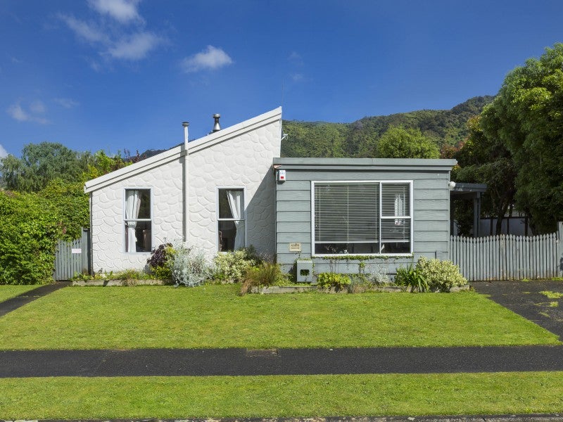 9 Akron Grove, Totara Park, Upper Hutt - Carousel 1