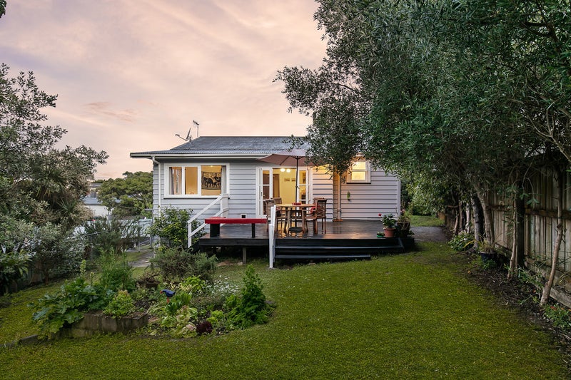 90 Aroha Avenue, Sandringham, Auckland - Carousel 1