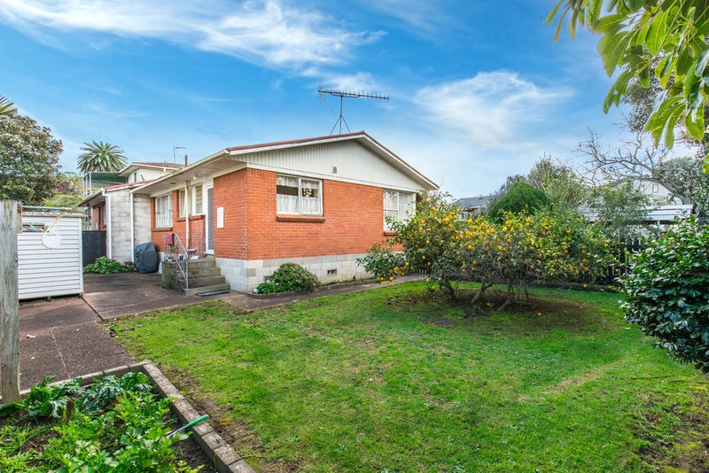 2/93 Coronation Road, Mangere Bridge, Auckland - Carousel 1
