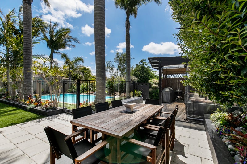 21 Sartors Avenue, Northcross, Auckland - Carousel 1