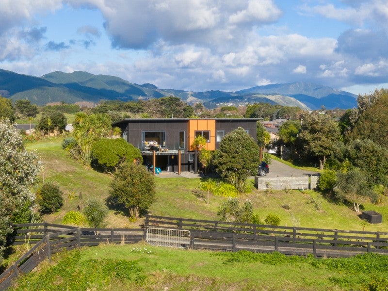 2 Otaihanga Road, Paraparaumu Beach, Paraparaumu - Carousel 1