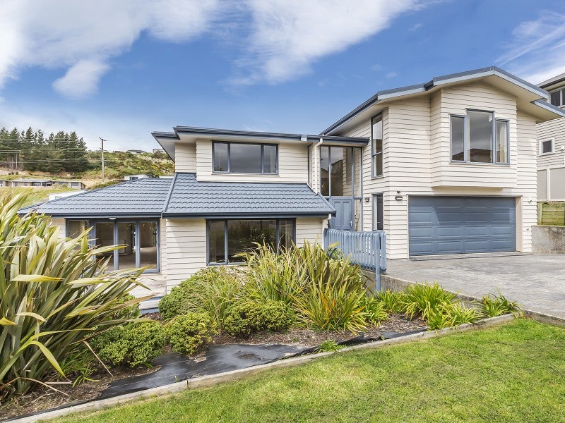 17 Endeavour Drive, Whitby, Porirua - Carousel 1