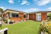 2/8 Lochend Place, Highland Park, Manukau City, Auckland