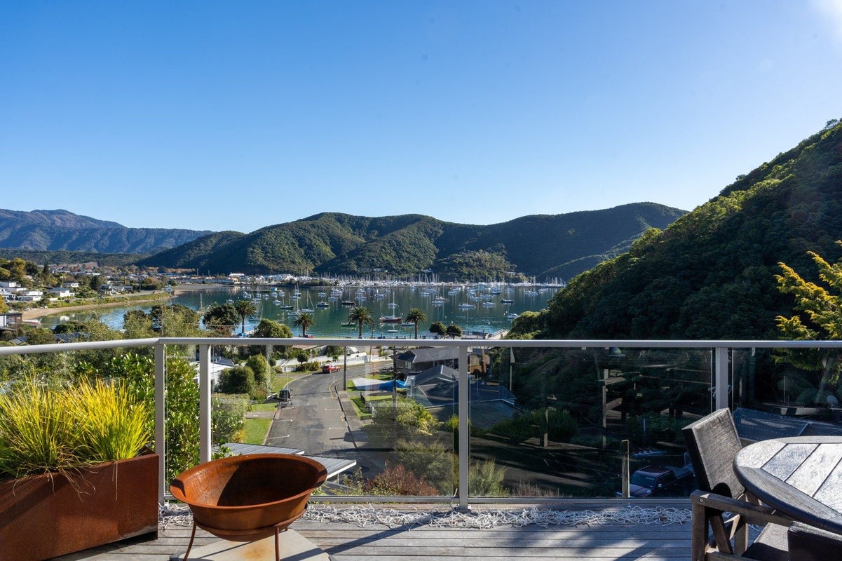 7 Arthur Crescent, Waikawa, Picton - Carousel 2
