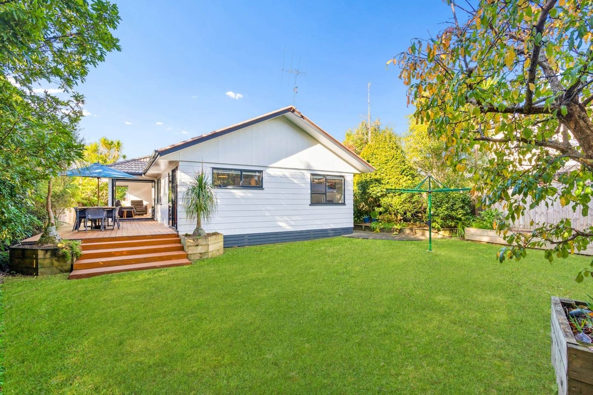 37 Redlands Grove, Swanson, Auckland - Carousel 2