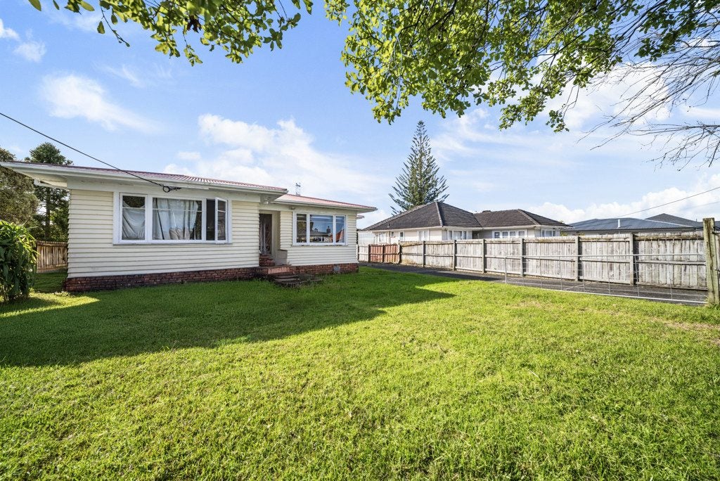 16 Beaubank Road, Kelston, Auckland - Carousel 2