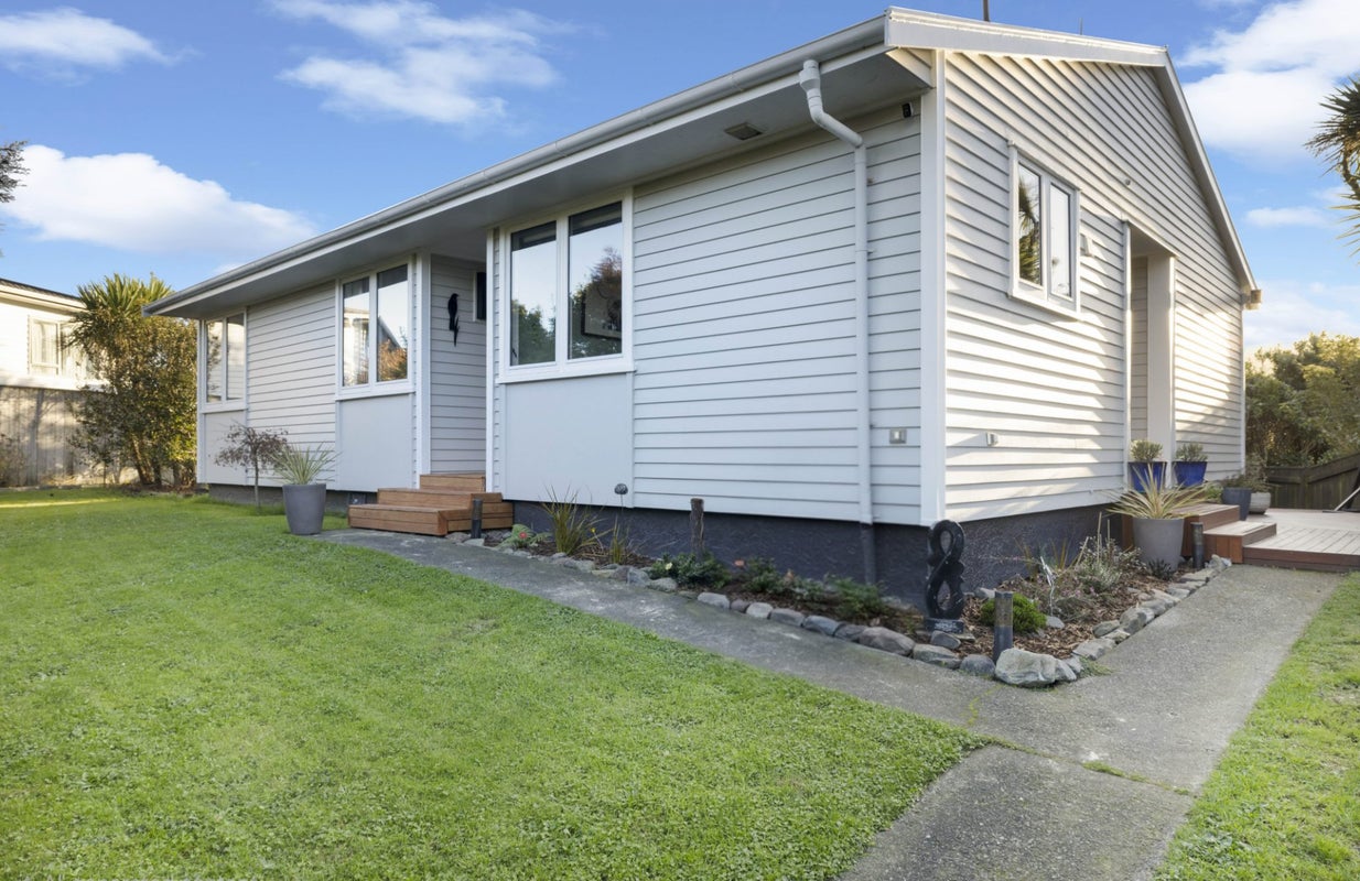 22 Bartlett Grove, Tawa, Wellington - Carousel 1