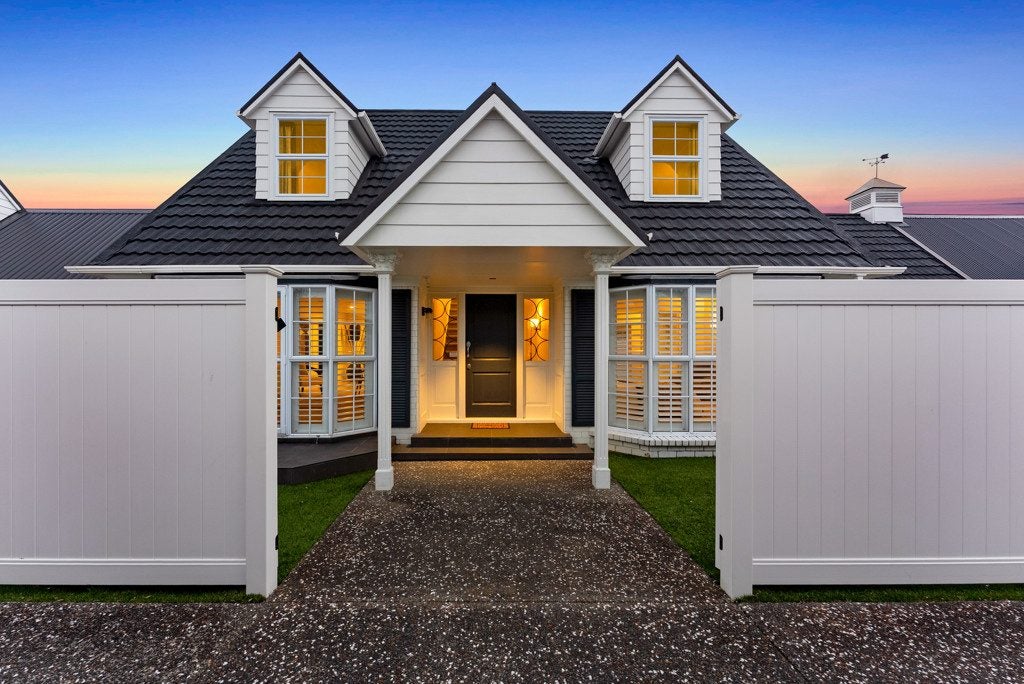 2/15 Saltburn Road, Milford, Auckland - Carousel 1