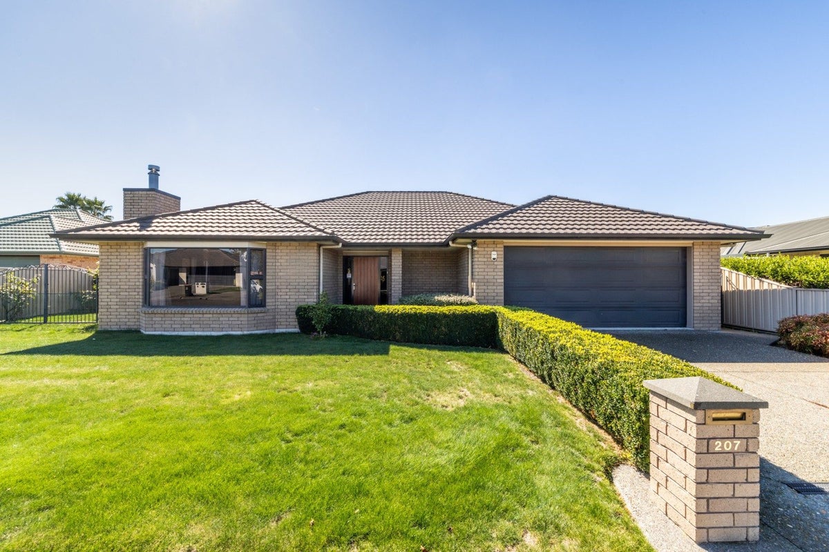 207 Frimley Oaks, Frimley, Hastings - Carousel 2