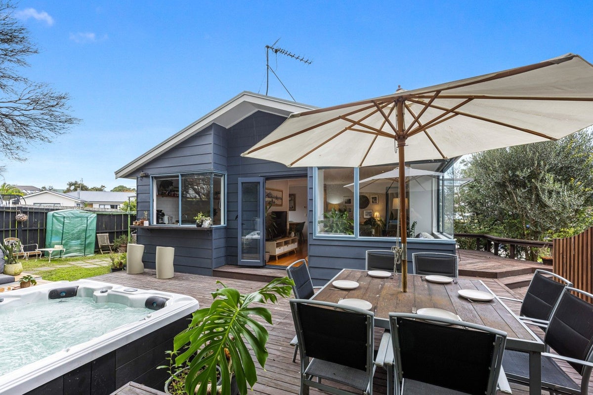 11 Donald Street, Stanmore Bay, Whangaparaoa - Carousel 1