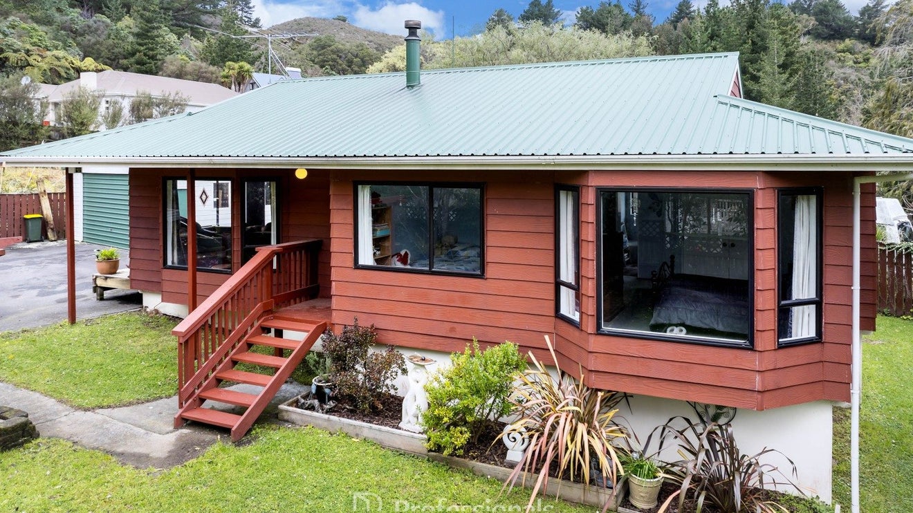 11 Monarch Grove, Maoribank, Upper Hutt - Carousel 2